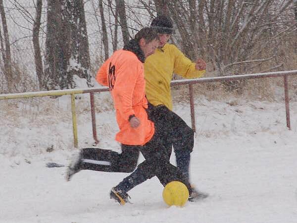 Vrhaveč (žluté dresy) porazil v přípravě Velhartice 8:0