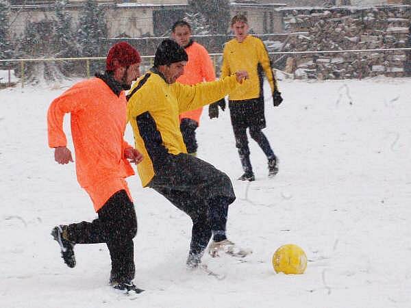 Vrhaveč (žluté dresy) porazil v přípravě Velhartice 8:0