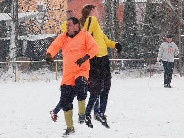 Vrhaveč (žluté dresy) porazil v přípravě Velhartice 8:0