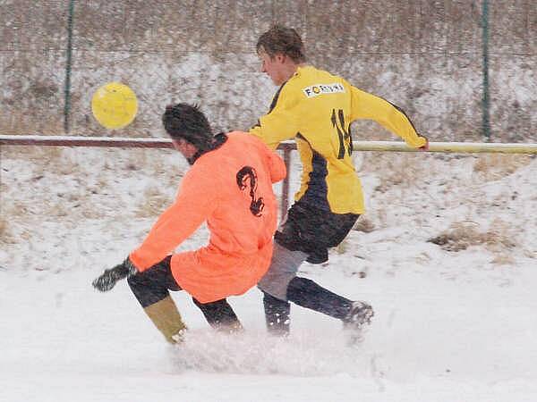 Vrhaveč (žluté dresy) porazil v přípravě Velhartice 8:0