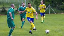 I. B třída, skupina B, 23. kolo: TJ Měcholupy (na snímku fotbalisté ve žlutých dresech) - TJ Pfeifer Chanovice (zelení) 1:3.