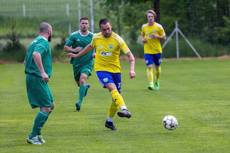 I. B třída, skupina B, 23. kolo: TJ Měcholupy (na snímku fotbalisté ve žlutých dresech) - TJ Pfeifer Chanovice (zelení) 1:3.