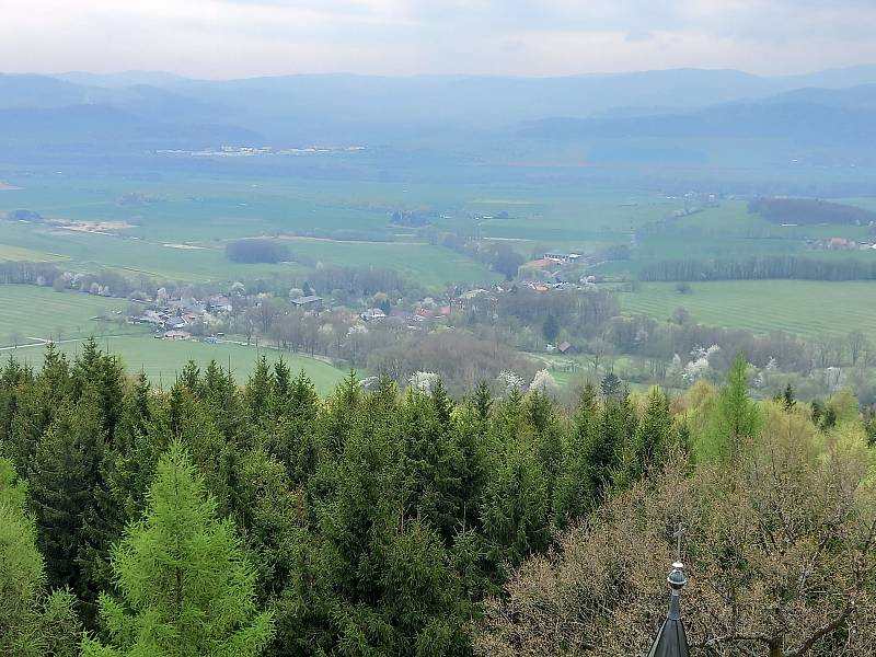 Kaple sv. Markéty a rozhledna v Dlažově.