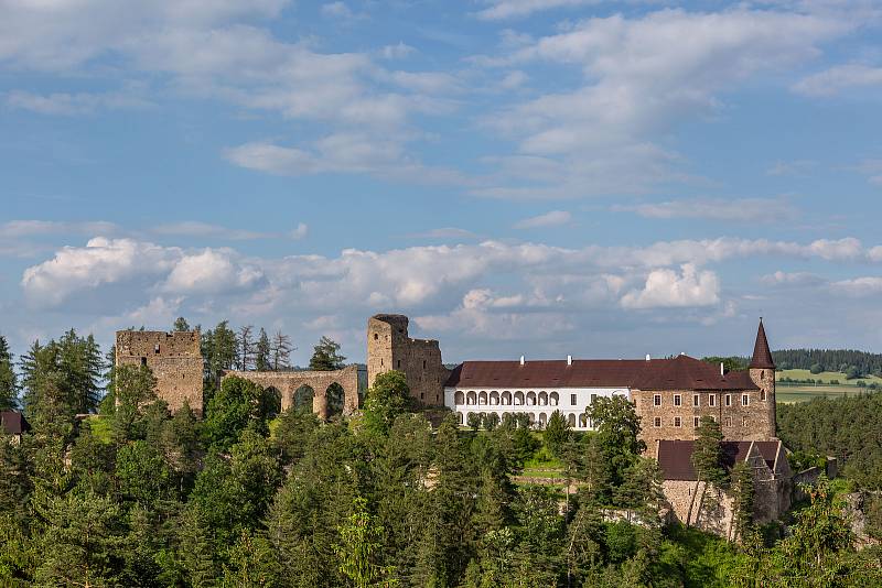 Hrad Velhartice a akce a opravy na něm.