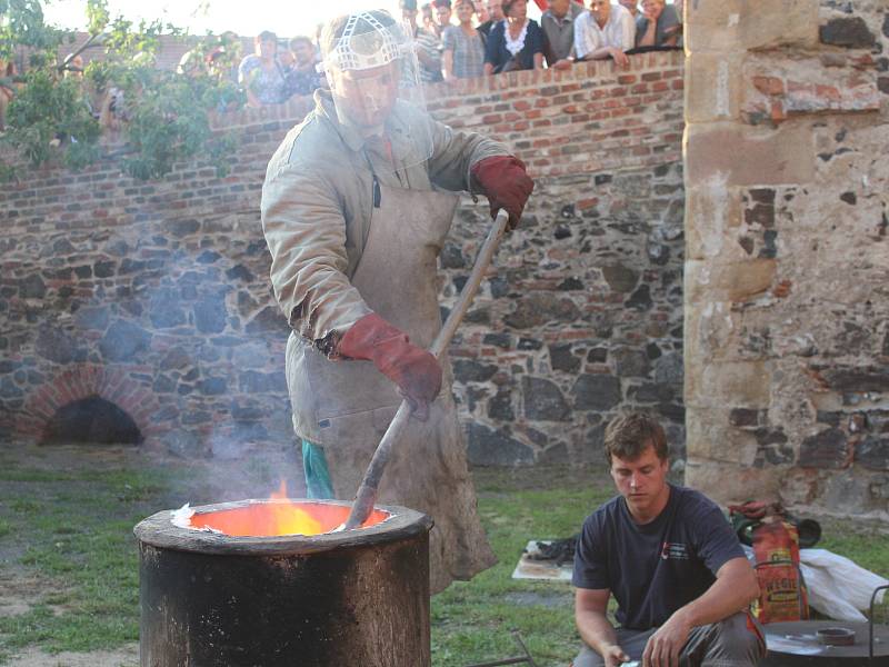 Odlévání zvonu na hradě Švihov.