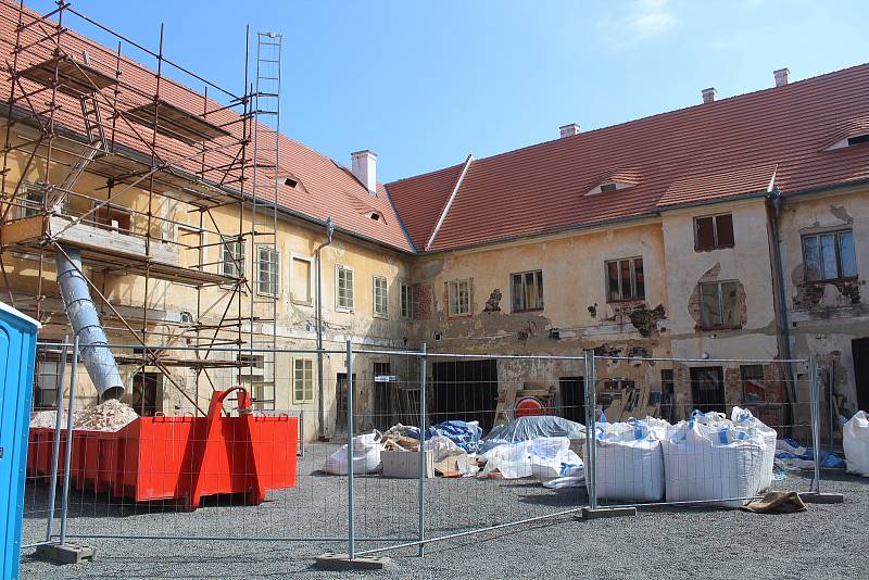 Zahrady a stavební úpravy zámku v Červeném Poříčí.