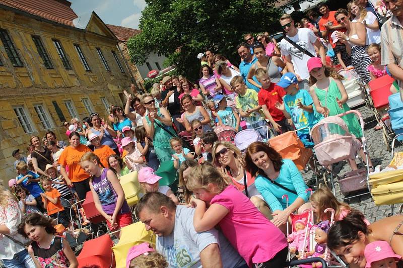 V Chudenicích v sobotu pracovník agentury Dobrý den zapsal do České knihy rekordů tři rekordy - v největším počtu kočárků s panenkami na jednom místě, počet panenek na jednom místě a také nejdelší vlasy dívky do 12 let.