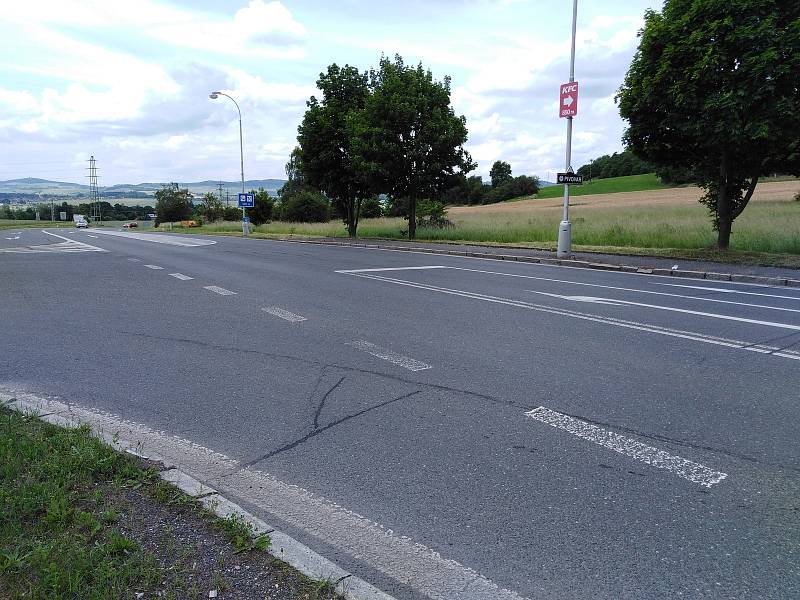 Křižovatka z Klatov na Domažlice a Janovice nad Úhlavou, kde by měla být vybudován nový chodník a začínat cyklostezka.