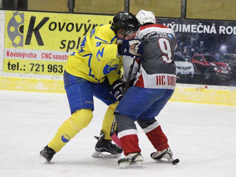 Krajská soutěž mužů 2016/2017 - čtvrtfinále play-off: HC Bidlo Malá Víska (šedé dresy) - Sokol Horní Lukavice 4:3 (samostatné nájezdy 2:1)