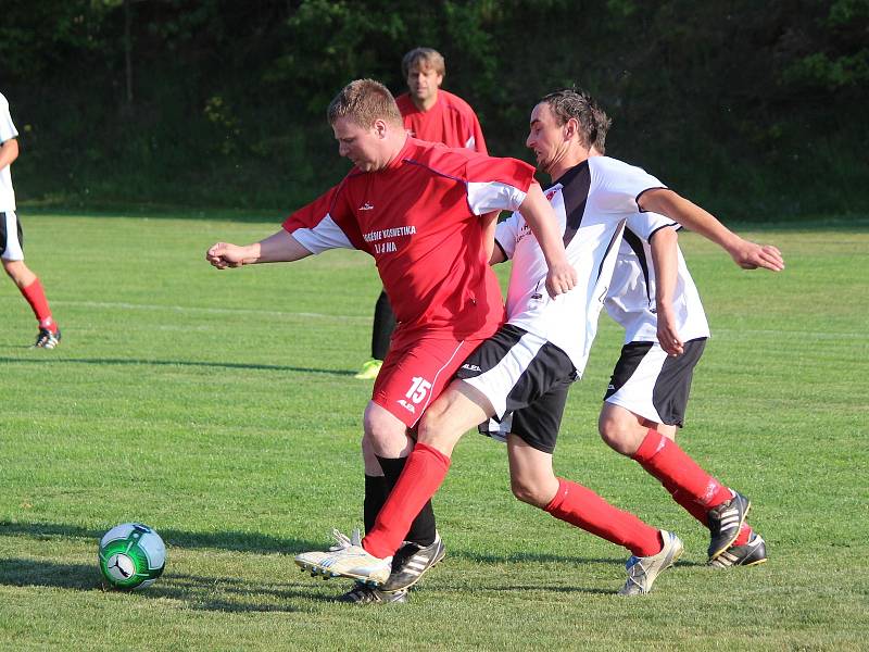 Z archivu Deníku: Fotbalistům Zavlekova (na snímku hráči v bílých dresech) se o víkendu nedařilo, na domácím hřišti podlehli Kvaseticím vysoko 0:7.