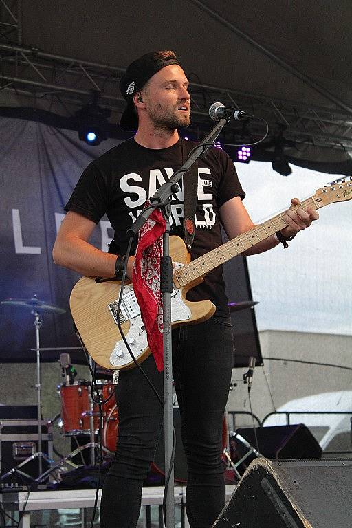 Během festivalu Open Air Lázně v Klatovech vystoupil zpěvák Ben Cristovao.