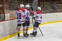 Hokejisté HC Klatovy (na archivním snímku hráči v bílých dresech) potvrdili papírové předpoklady, když v sobotu porazili domácí Ostrov 9:4.