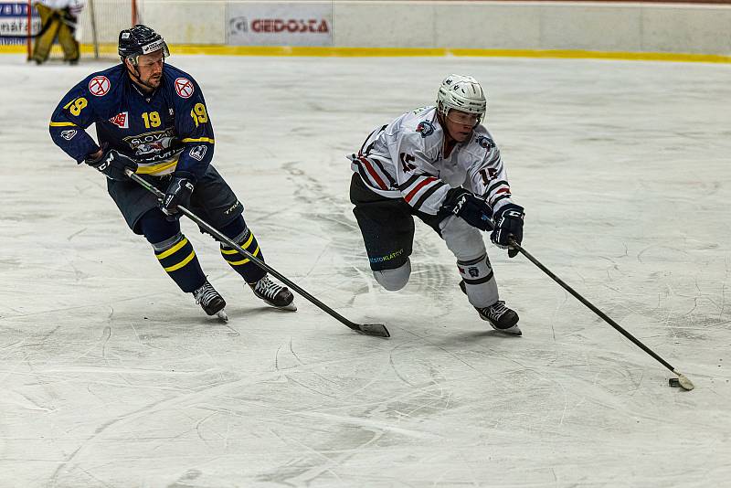 18. kolo západní konference 2. ligy: SHC Klatovy (na snímku hokejisté v bílých dresech) - HC Slovan Ústí nad Labem 0:2.