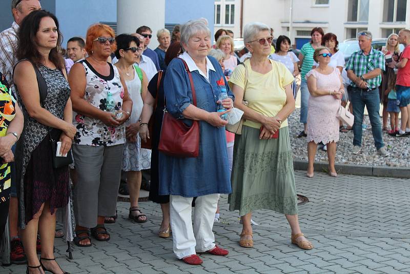 Odhalení sousoší Matky s dítětem v Klatovské nemocnici.