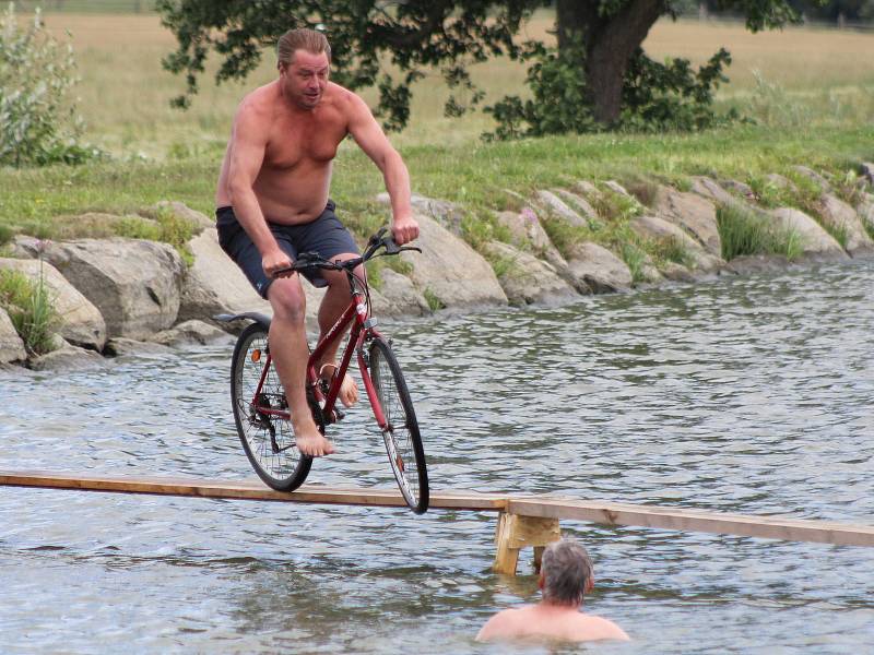 Ve Velkém Boru jezdili přes lávku