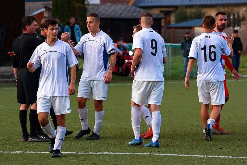 10. kolo okresního přeboru: TJ Sušice B (na snímku fotbalisté v bílých dresech) - FC Švihov 2:2 (1:1).