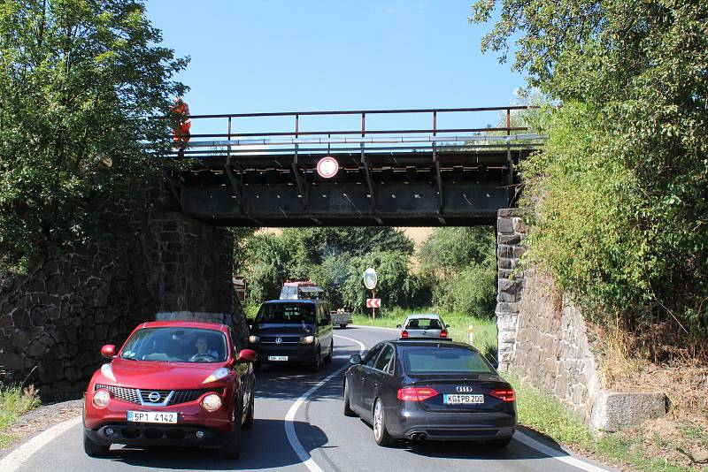 Náraz nákladního vozu s dřevem do viaduktu v Běšinech.