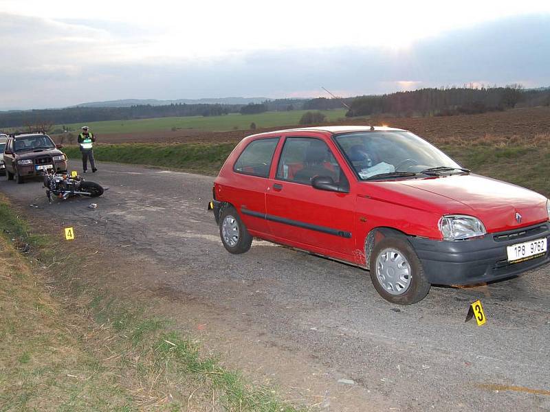 Za Dobroticemi u Chanovic směrem na Horažďovice byl v sobotu před 18. hodinou vážně zraněn motorkář při střetu s osobním autem