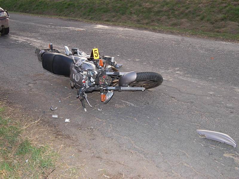 Za Dobroticemi u Chanovic směrem na Horažďovice byl v sobotu před 18. hodinou vážně zraněn motorkář při střetu s osobním autem