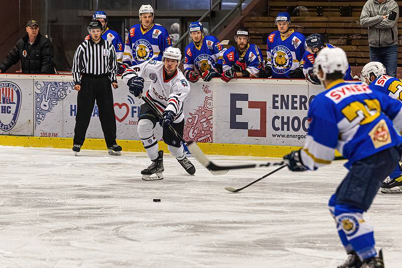 2. liga, skupina Západ (3. kolo): SHC Klatovy (na snímku hokejisté v bílých dresech) - HC Řisuty 6:3 (3:0, 1:1, 2:3).