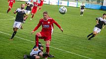 Fotbalisté SK Klatovy 1898 (na snímku hráči v červených dresech) nestačili na Petřín (černí), jemuž v domácím prostředí podlehli těsně 0:1.