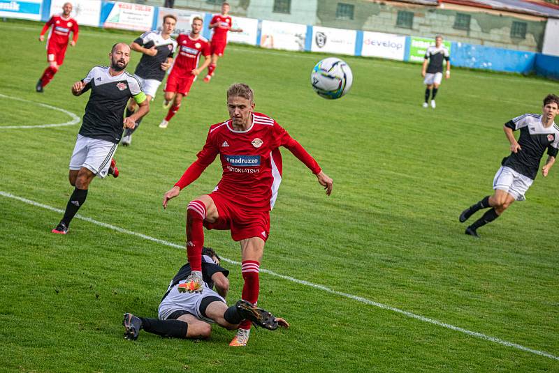 Fotbalisté SK Klatovy 1898 (na snímku hráči v červených dresech) nestačili na Petřín (černí), jemuž v domácím prostředí podlehli těsně 0:1.