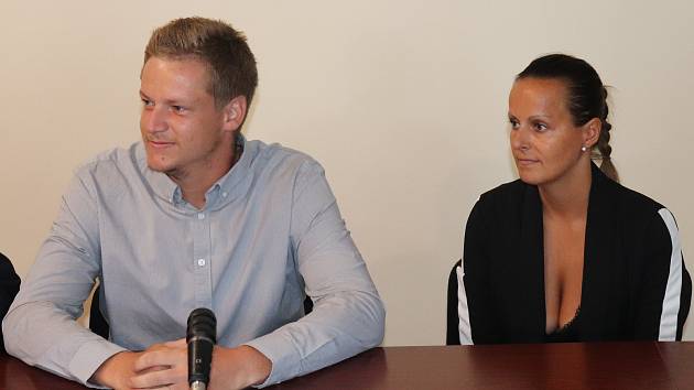 Policista Václav Šmat a jeho žena Lucie, městská policistka, u soudu v Klatovech.