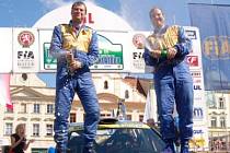 Václav Pech (vpravo) a Petr Uhel v cíli 44. Mogul Šumava Rallye