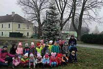 Zdobení stromu a stavění betléma v Chudenicích. Foto: Knihovna Chudenice