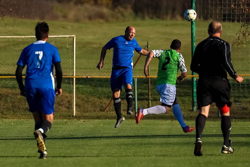 Fotbalisté FK Svéradice (na archivním snímku fotbalisté v zelených dresech) prohráli na závěr podzimní části sezony na půdě Losiné 1:4.