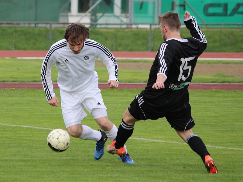 Zápas Fortuna divize skupiny A TJ Sušice (bílí) vs. MFK Dobříš. Výsledek 1:3.