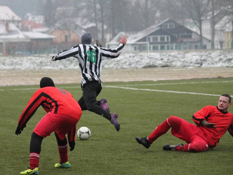 Zimní turnaj v Sušici: Nýrsko (v pruhovaném)  Luby 2:0.