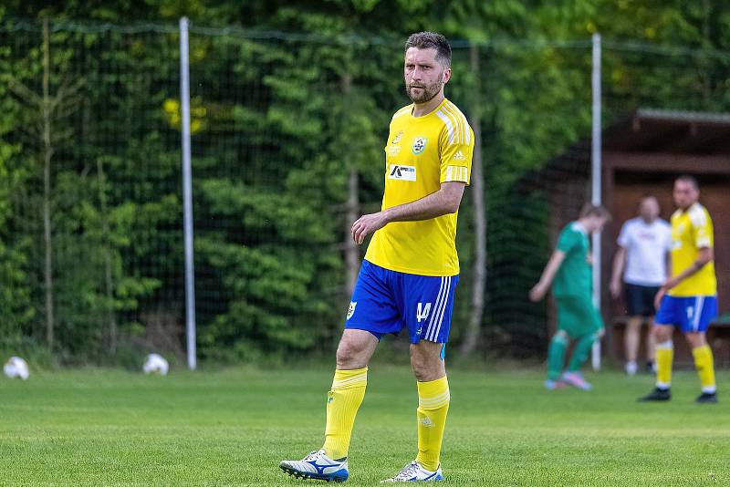 I. B třída, skupina B, 23. kolo: TJ Měcholupy (na snímku fotbalisté ve žlutých dresech) - TJ Pfeifer Chanovice (zelení) 1:3.