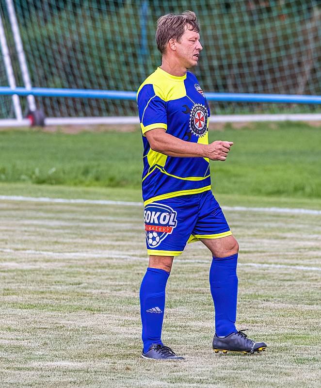 Fotbalisté SK Kovodružstvo Strážov B (na archivním snímku hráči v tmavých dresech) zvítězili 5:0. Tři body slaví také borci z Neznašov (modří).