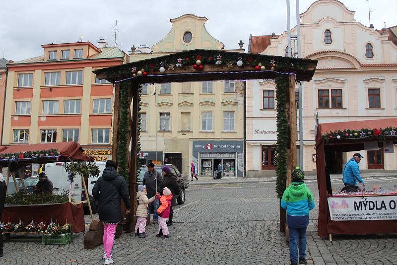 Adventní trhy o bronzové neděli v Klatovech.