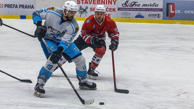 Hokejisté HC Stadion Cheb (na archivním snímku hráči v bílých dresech) porazili ve středečním utkání 12. kola nadstavby SHC Klatovy (červení).