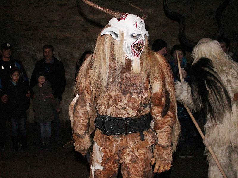 Krampusáci ve sklepení zámku v Chudenicích.