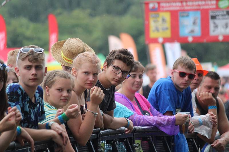 Tisíce návštěvníků zaplnilo v páteční odpoledne prostor u nádraží ve Švihově. Festival Hrady CZ přilákal fanoušky různých žánrů hudby. Foto: Deník/Lucie Kohoutová, Daniela Loudová