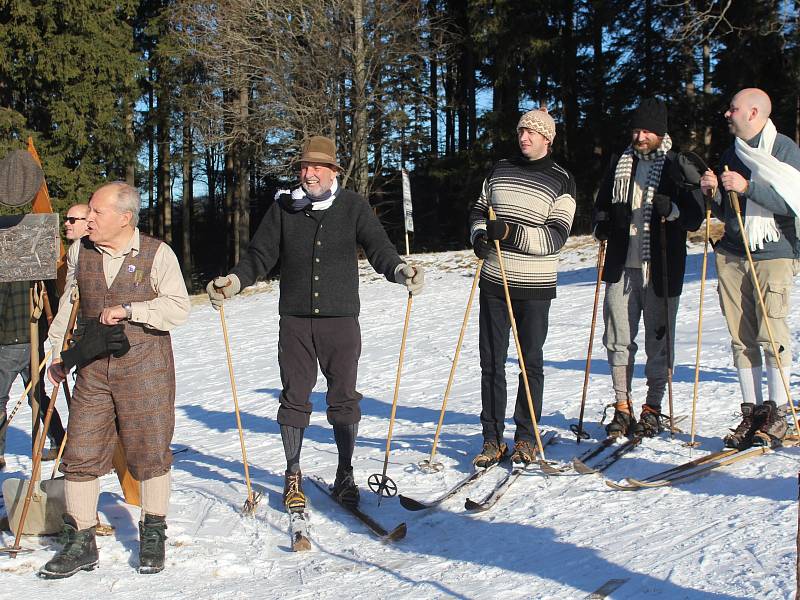 Sjezd z Pancíře na historických lyžích 2016.