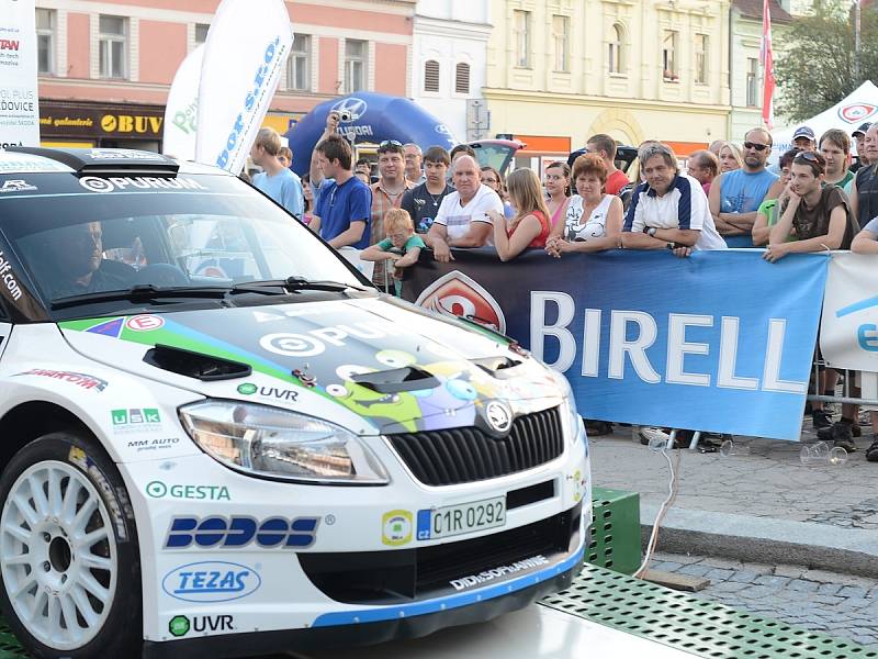 Posádky při předstartovní show a na tratích Rally Agropa