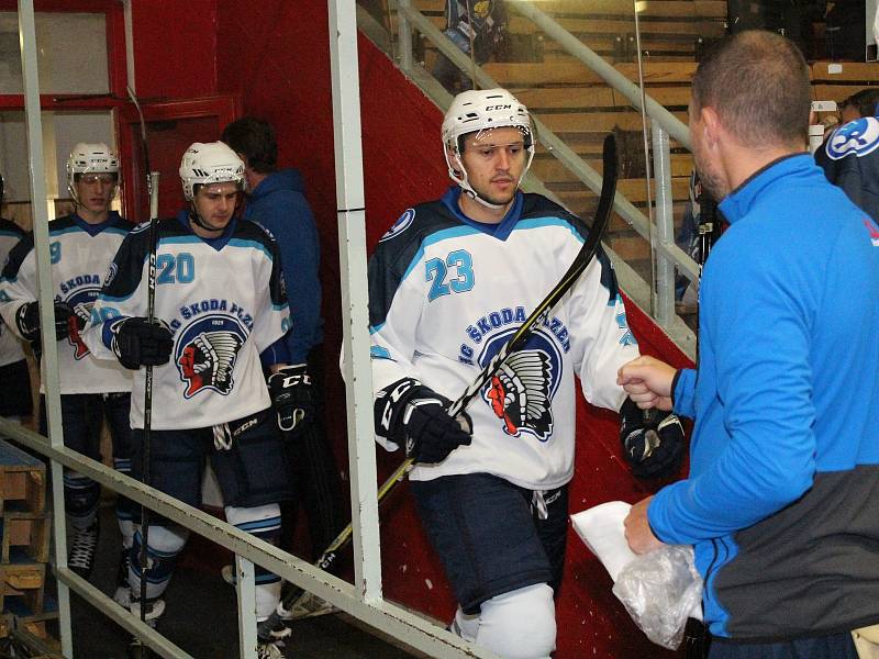 Přípravný hokejový zápas HC Klatovy (červení) - HC Škoda Plzeň. Hosté vyhráli 11:1 a dali tak dárek Martinu Strakovi k 45. narozeninám.