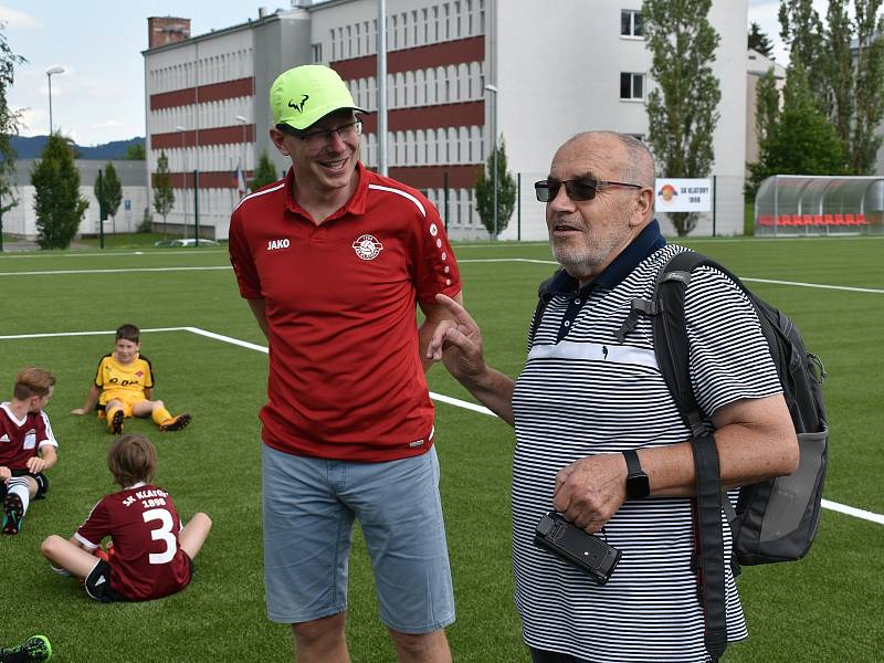 Fotbalové hřiště s umělou trávou bylo slavnostně otevřeno.