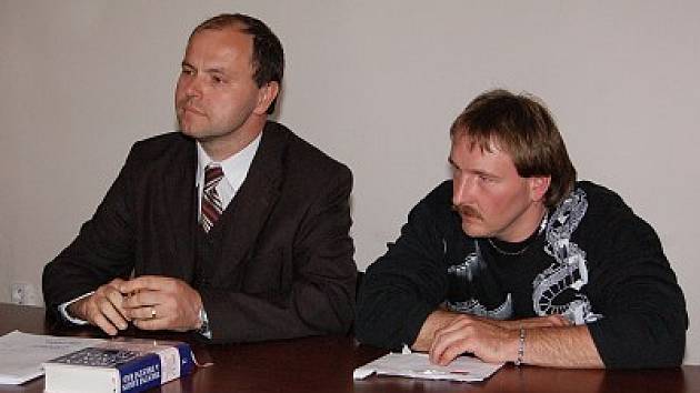 Kamil H., který se snažil zabránit medializaci případu, při hlavním líčení se svým advokátem Rostislavem Netrvalem. 
