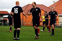 Fotbalisté SK Slavia Jesenice (na archivním snímku fotbalisté v modrých dresech) v generálce prohráli. 