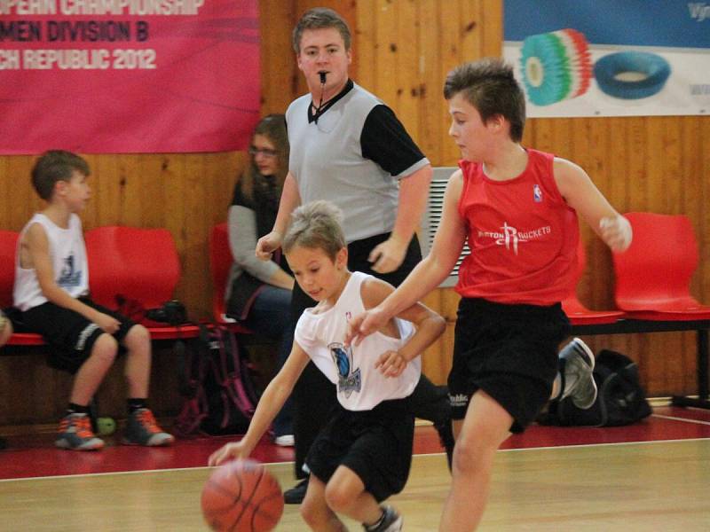 Junior NBA League 2016: Houston Rockets (ZŠ Klatovy, Plánická ul, červené dresy) - Dallas Mavericks (ZŠ Švihov) 24:27 