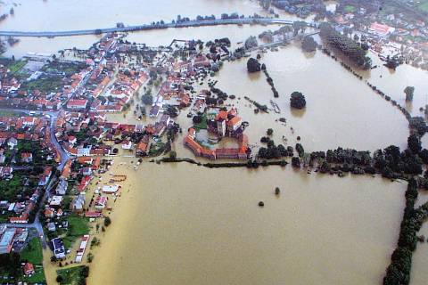 Hrad a Švihov při povodních v roce 2002. Foto: archiv