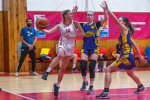 Celostátní liga juniorek U19, finálová skupina, 1. kolo: BK Klatovy (na snímku basketbalistky v bílých dresech) - Basket Slovanka 45:71.