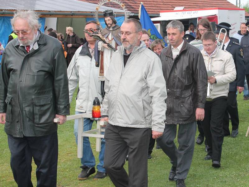 Odhalení sochy sv. Jana Nepomuckého v Čepicích