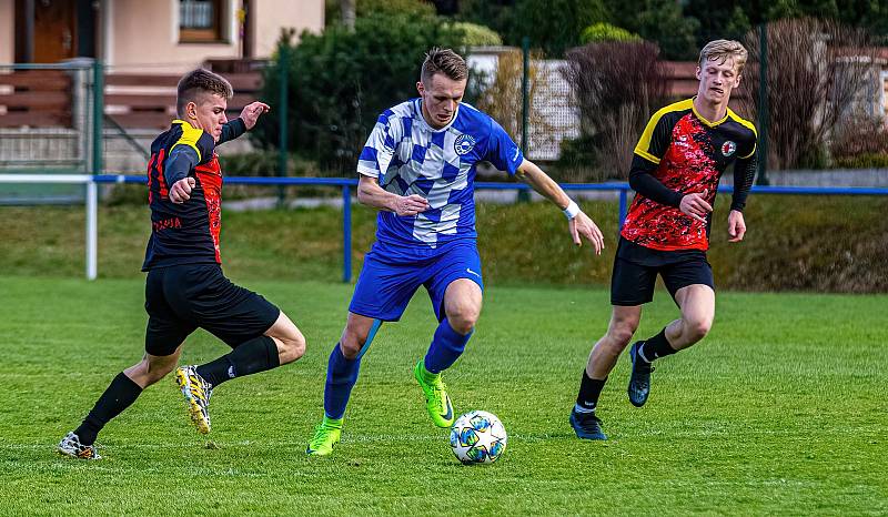 Fotbalisté FK Okula Nýrsko (na archivním snímku hráči v modrobílých dresech) skončili v letošní sezoně krajského přeboru na druhém místě.