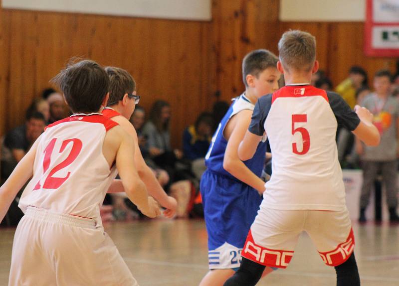 BK Klatovy U14 (v bílém) - BK Teplice U14 46:28 - fotogalerie z pátečního zápasu.